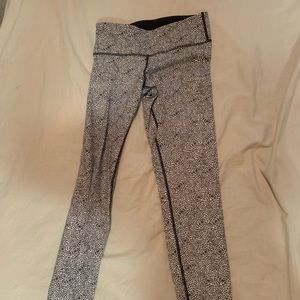 Wunder under patterned leggings